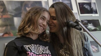 Hoy madre e hija cantan