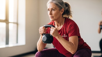 Osteoporosis: los 7 ejercicios de fuerza para proteger los huesos y cuáles evitar después de los 50 años