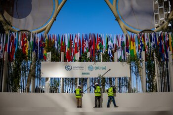 Trabajadores ultimando detalles para el