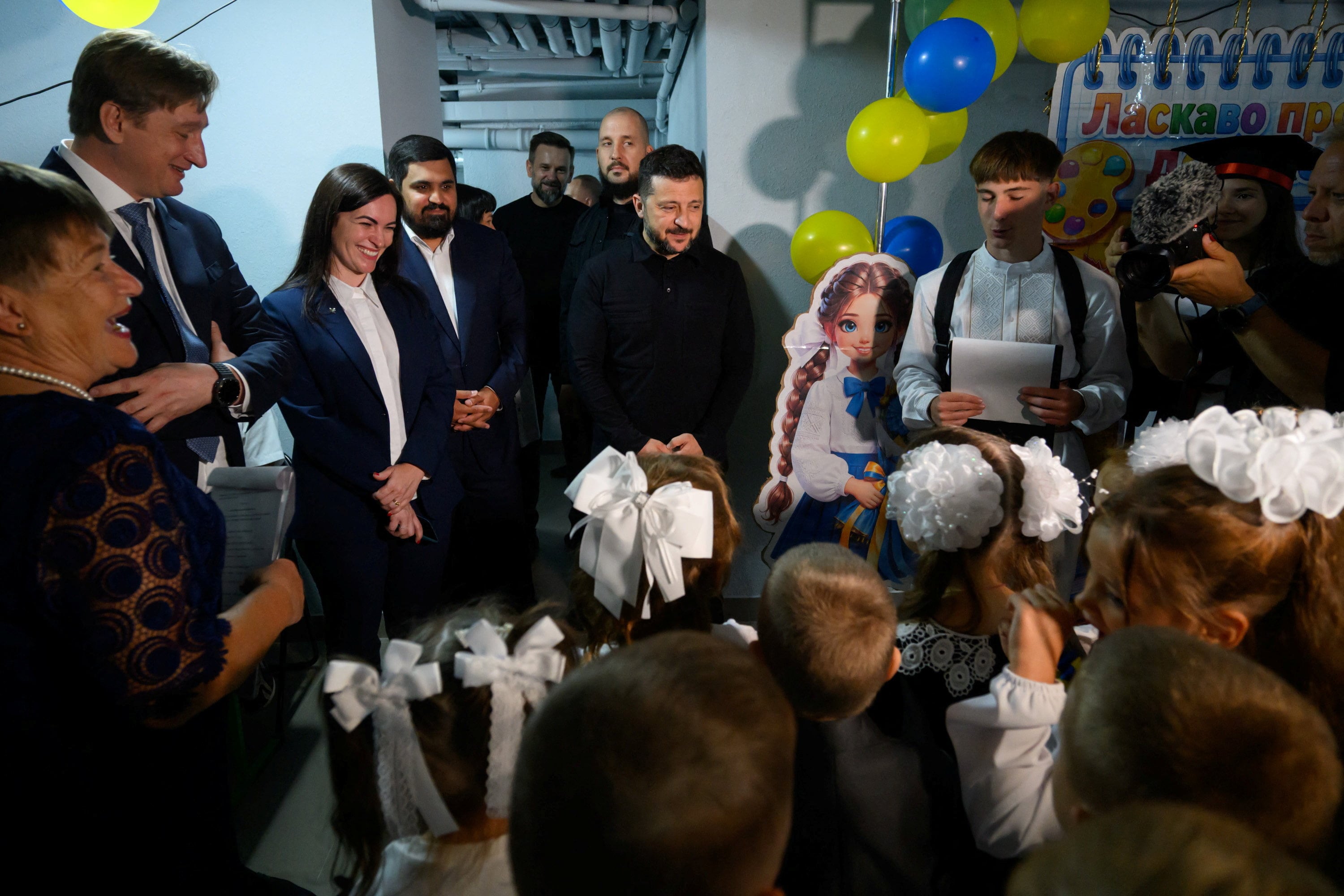 Volodimir Zelensky visita una celebración por el inicio del ciclo lectivo dentro de un refugio antiaéreo escolar, en la región de Kiev (Servicio de Prensa Presidencial de Ucrania via REUTERS)
