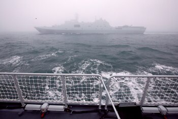 Un buque anfibio tipo 071,