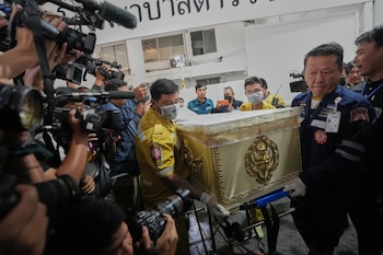 Un ataúd con los restos de una víctima del incendio es preparado para ser entregado a sus familiares en un hospital policial de Bangkok (archivo/AP Foto/Sakchai Lalit)