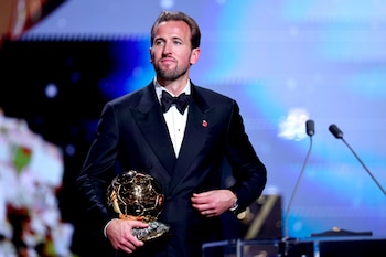 El inglés Harry Kane posa con el Balón de Oro de 2026 (Efe)