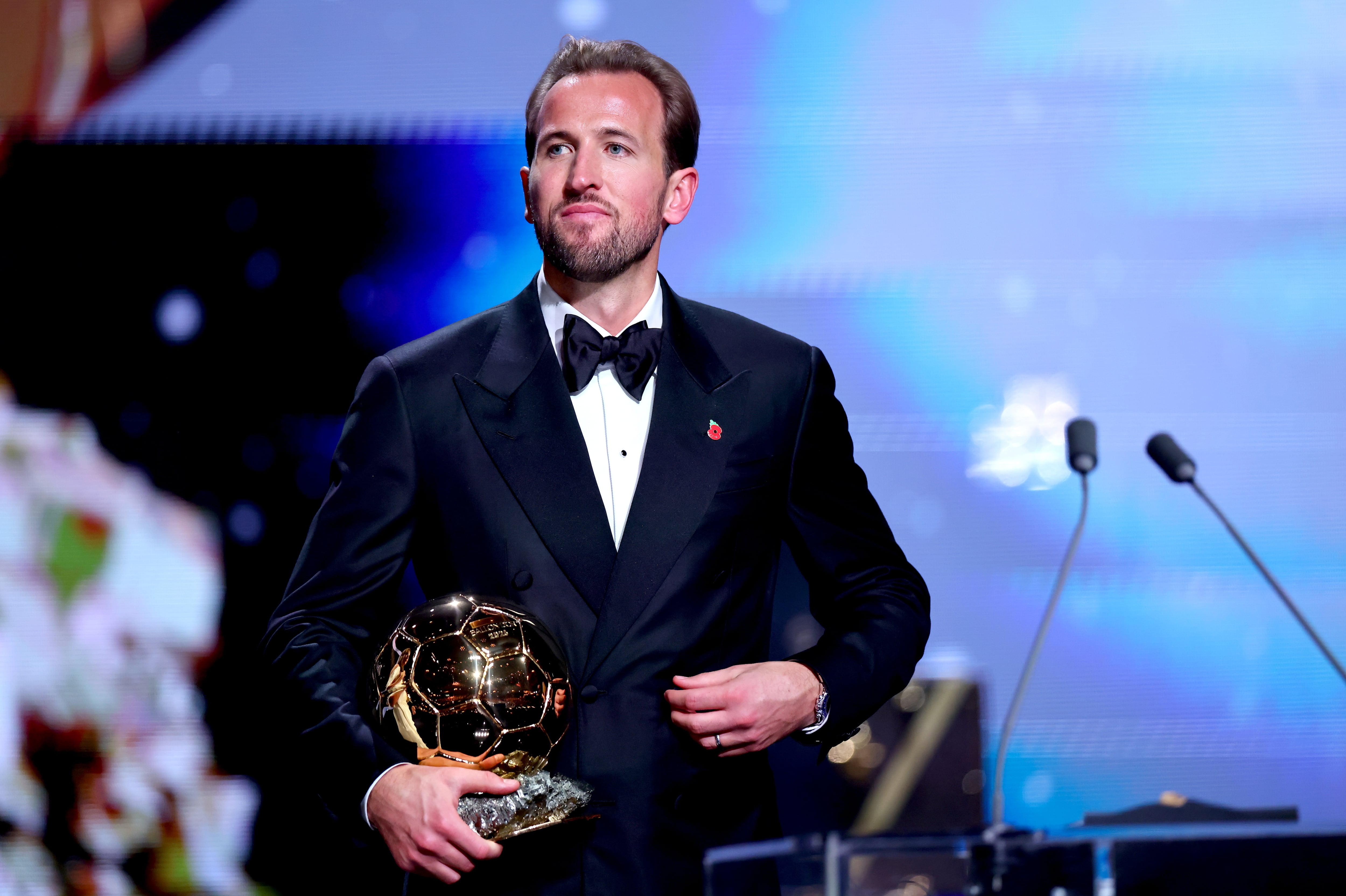 El inglés Harry Kane posa con el Balón de Oro de 2026 (Efe)