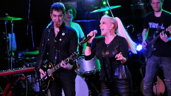 Valeria Lynch, cantando con Mariano