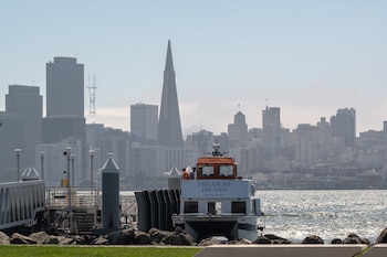 El ferry de Treasure Island llega al muelle con el horizonte de San Francisco de fondo