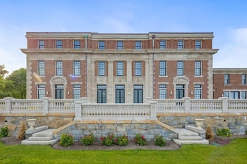 El asalto a la residencia de USD 20 millones se destaca por la violencia inusual ejercida contra la empleada doméstica (Compass Real Estate)