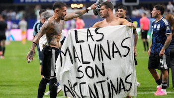 La FIFA evalúa los informes tras la exhibición de la bandera de Malvinas en Argentina-Inglaterra: los antecedentes y posibles sanciones