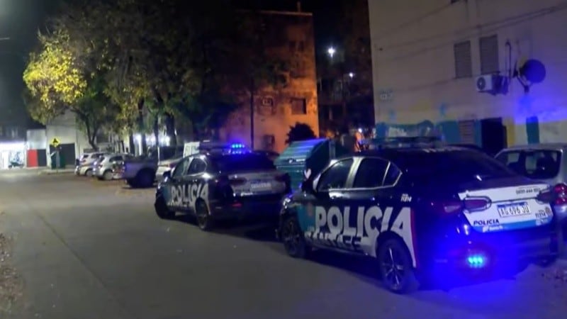 Las autoridades resguardan un inmueble tras hallar el cuerpo sin vida de una mujer en Rosario (Fuente: Rosario3)