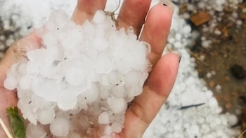 La caída de granizo sorprendió a pobladores de La Esperanza y Yamaranguila. (FOTO: Diario Tiempo)