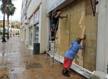 Hombres suben a una tienda