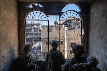 Fotografía facilitada por las Fuerzas de Defensa Israelíes (FDI, en español; IDF, por sus siglas en inglés) que muestra unos militares israelíes durante una incursión en Gaza, el 14/02/2024. EFE/Archivo