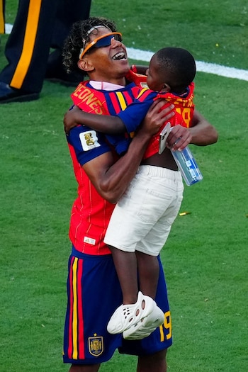 Lamine Yamal y su herano Keyne tras la victoria de España. (Grosby)