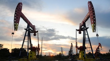 Los precios del petróleo se encaminan a una ganancia semanal del 5% mientras persisten los riesgos de suministro en Medio Oriente