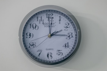20/10/2025 Un reloj, a 20 de octubre de 2025, en Madrid (España). El presidente del Gobierno, Pedro Sánchez, ha propuesto este lunes en el Consejo Europeo acabar desde 2026 con el cambio de hora estacional, esgrimiendo que "ya no tiene sentido", que apenas ayuda a ahorrar energía y que incluso tiene "un impacto negativo" en la salud y en la vida de la gente. Esta semana se pasará del horario de verano al de invierno.
SOCIEDAD
Ricardo Rubio - Europa Press