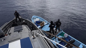 Interceptan lancha a 41 millas náuticas del Pacífico de Guatemala con paquetes sospechosos