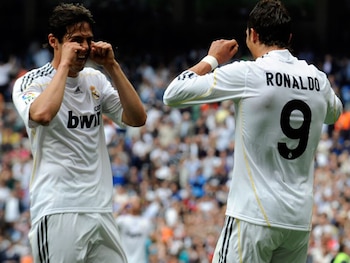Kaká sonríe y se frota los ojos con los puños, al lado de Cristiano Ronaldo de espaldas con la camiseta blanca del Real Madrid y el número 9