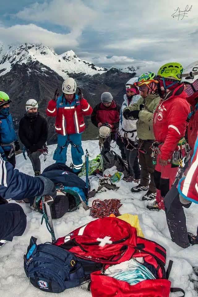 Los rescatistas hallaron intacto los artículos de los desapareecidos en el campamento en Campo 1 y la familia sostiene que los andinistas subieron a la cumbre sin sleeping bag.