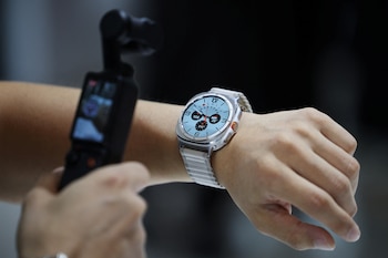 Antes del problema, los Galaxy Watch lograban hasta cuatro días de autonomía, pero ahora apenas superan dos jornadas sin recarga continua. (REUTERS/Kim Hong-Ji)