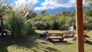 Luz, bombera voluntaria y dueña de un eco-glamping en las sierras de Córdoba: “Cualquier paso pequeño para cambiar es parte del camino”