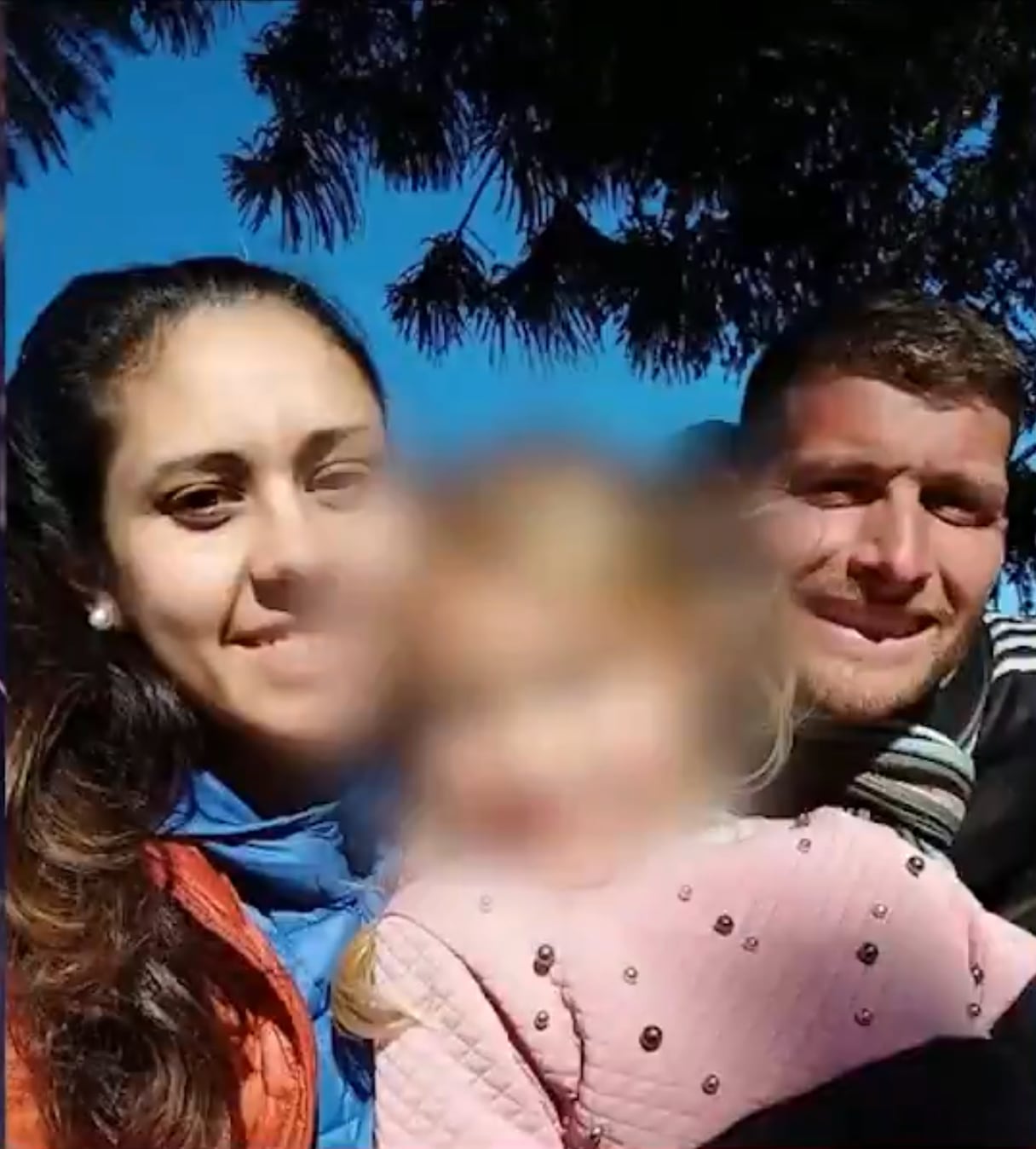 Daniel y Ximena junto a su hija, tres de las cuatro víctimas del accidente (Captura Telemundo/Canal 12)