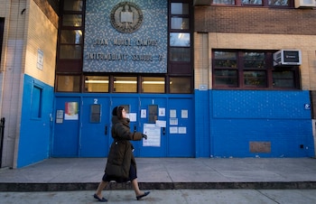Escuelas, hospitales, casas de culto, guarderías, parques y centros de votación fueron declarados 'lugares sensibles' inviolables sin una orden judicial (EFE/EPA/JUSTIN LANE)