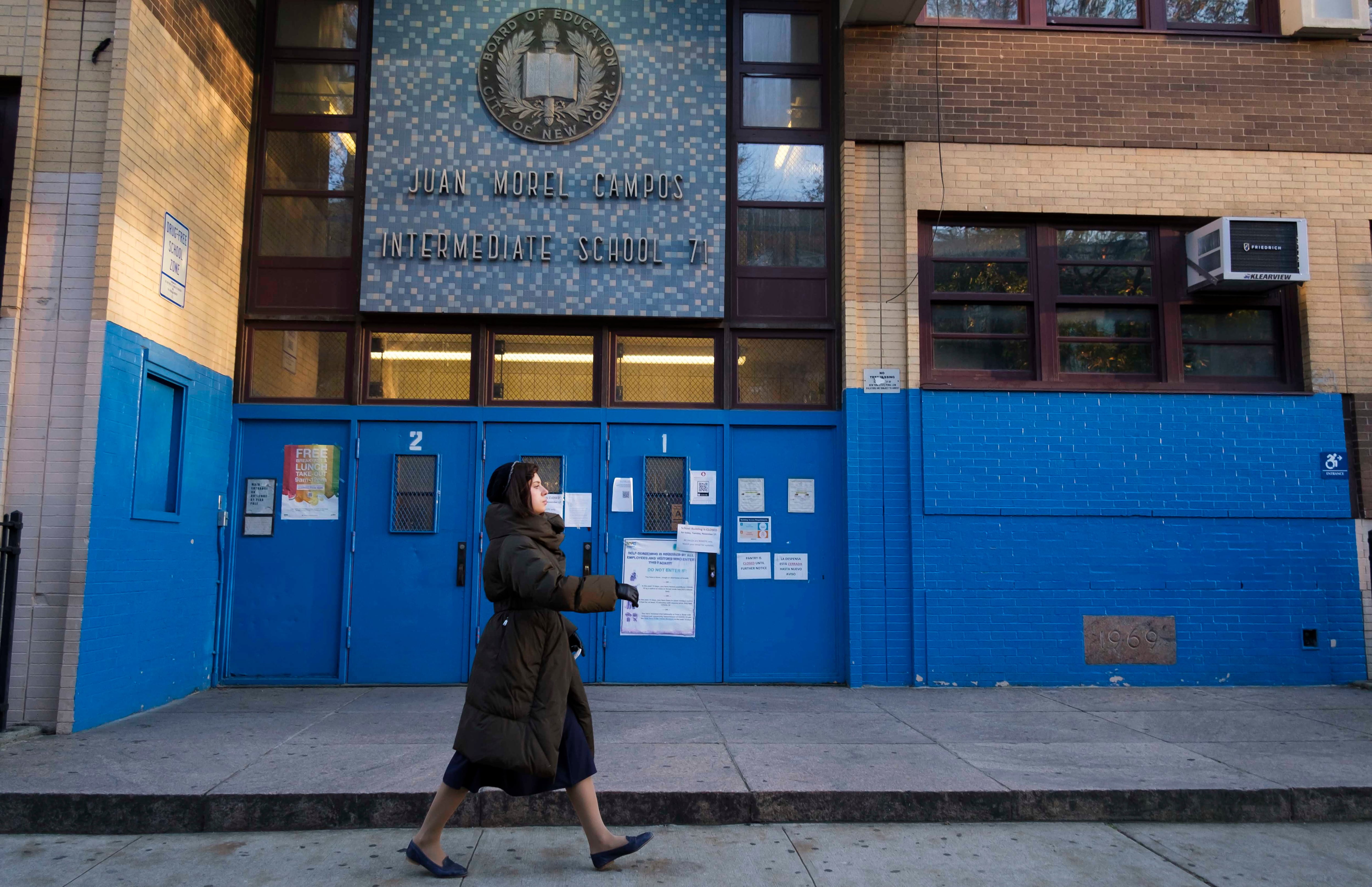 Escuelas, hospitales, casas de culto, guarderías, parques y centros de votación fueron declarados 'lugares sensibles' inviolables sin una orden judicial (EFE/EPA/JUSTIN LANE)