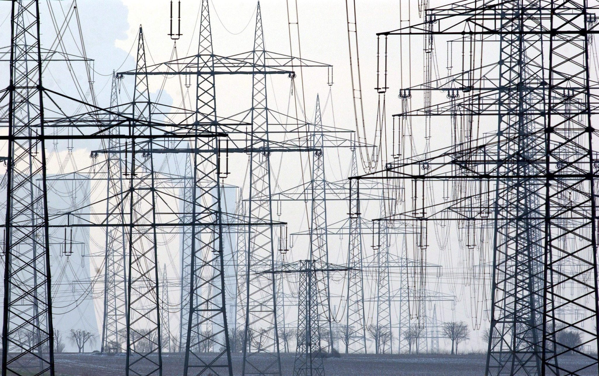 Fotografía de archivo en la que se captó una vista general de un campo de torres eléctricas. EFE/Federico Gambarini