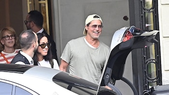 Brad Pitt pone fin a su escapada por España y abandona el país junto a su novia en un avión privado