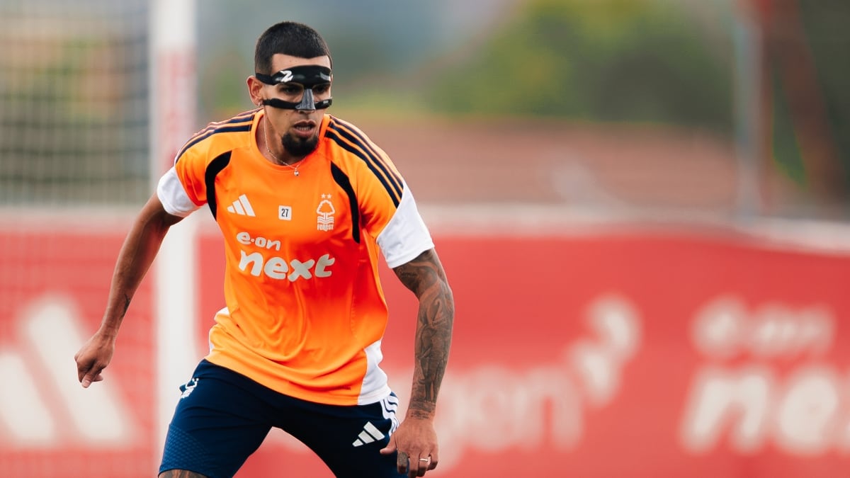 Daniel Muñoz comenzó entrenamientos con Nottingham Forest con una máscara, debido a la cirugía en su nariz a la que se sometió después del Mundial 2026 - crédito NFC