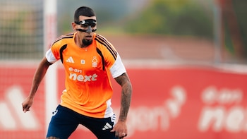 Daniel Muñoz, lateral de la selección Colombia, comenzó entrenamientos con el Nottingham con una máscara en su cara: esta es la razón