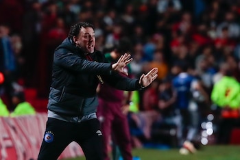 El entrenador argentino, Gabriel Milito, asegura tener toda la confianza puesta en el delantero mexicano. (EFE/Luciano González)