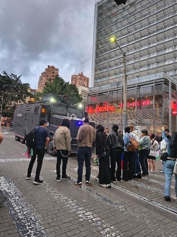 Una tanqueta detenida por manifestantes, cerca del Museo Nacional - crédito suministrada a Infobae