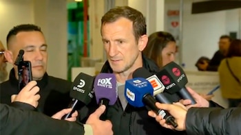 El Vasco Arruabarrena llegó a la Argentina para firmar con Boca: las charlas con Riquelme y el análisis del plantel