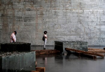 Visitantes asisten a la reapertura