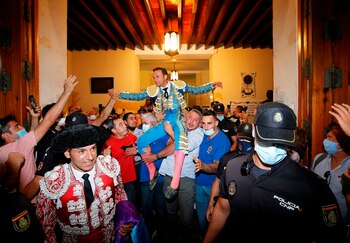 El diestro Antonio Ferrera sale