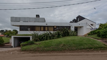 A fines de los 60, la casa Goldstein sobresalía con sus formas modernas entre las dunas todavía sin viviendas, un paisaje que ya no existe (Diego Medina)