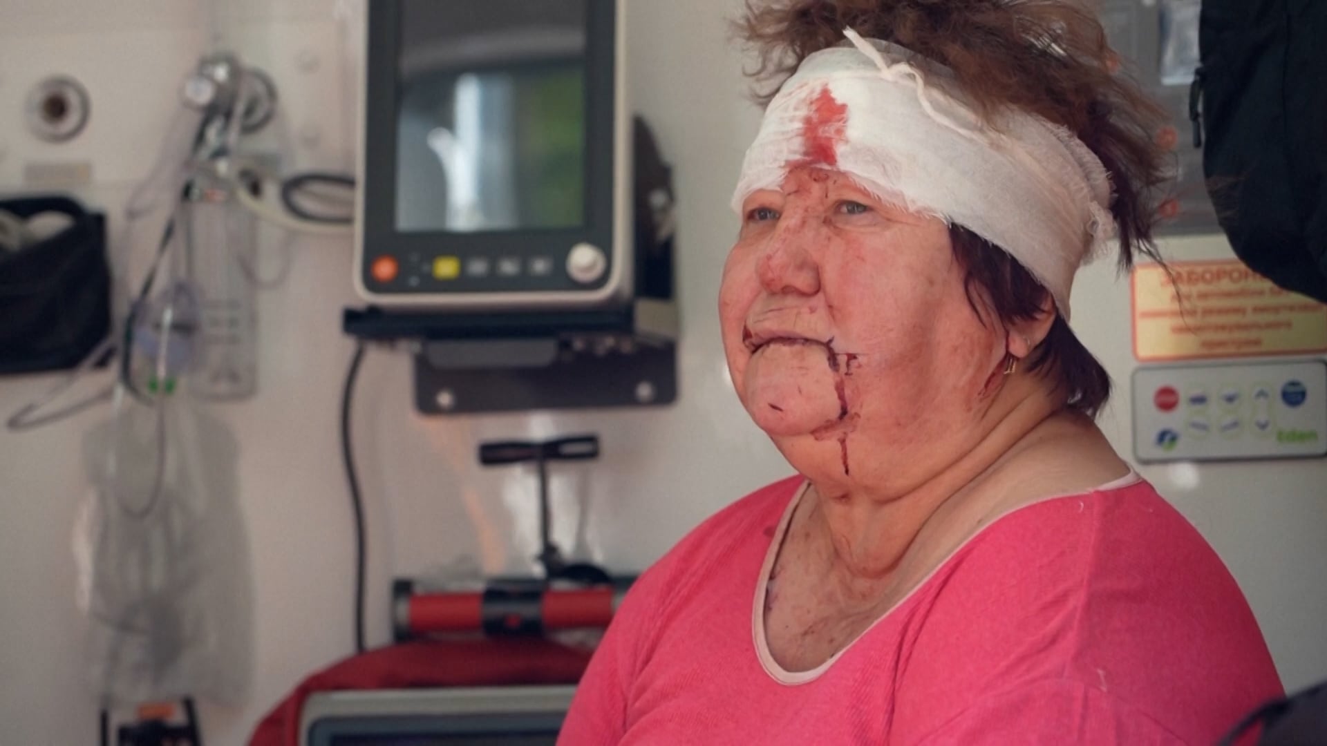 Personal médico asiste a una mujer herida tras el ataque ruso contra un edificio residencial en Kharkiv, el 8 de julio de 2026 (REUTERS)