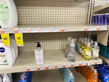 Los estantes de una farmacia