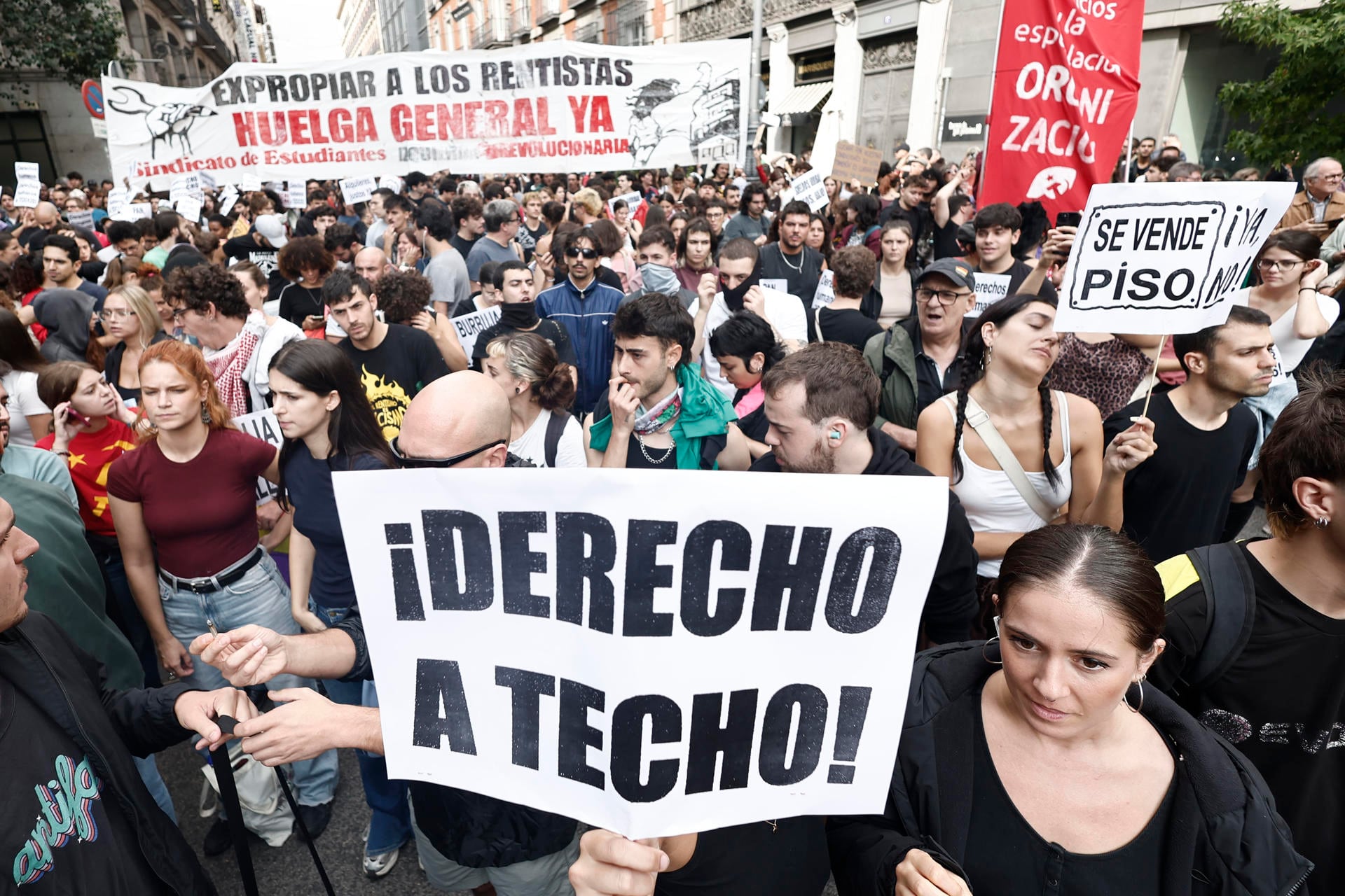 Cientos de personas se manifiestan en las inmediaciones del Congreso. (EFE/Kiko Huesca)