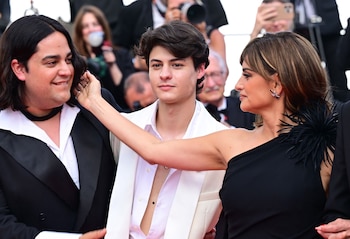 Carlos González y Milo Quifes junto a Penélope Cruz en la alfombra roja del Festival de Cannes donde presentaron 'La bola negra'.