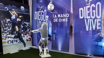 El balón de la 'Mano de Dios' de Maradona se vende por 3,35 millones de dólares en una subasta