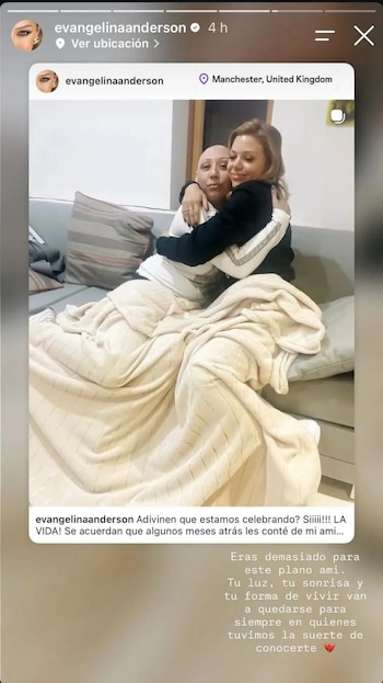 Captura de una historia de Instagram con dos mujeres que se abrazan en un sillón cubiertas con una manta clara y un texto conmemorativo