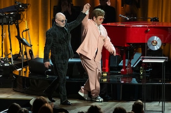 Taupin aseguró que su estilo de vida austero elimina la necesidad financiera de negociar su repertorio musical - (Foto AP/Kevin Wolf)