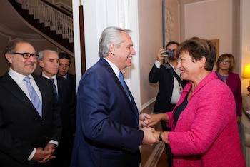 Foto de archivo: el presidente de Argentina, Alberto Fernández, saluda a la directora gerente del Fondo Monetario Internacional (FMI), Kristalina Georgieva. Esteban Collazo/Presidencia de Argentina