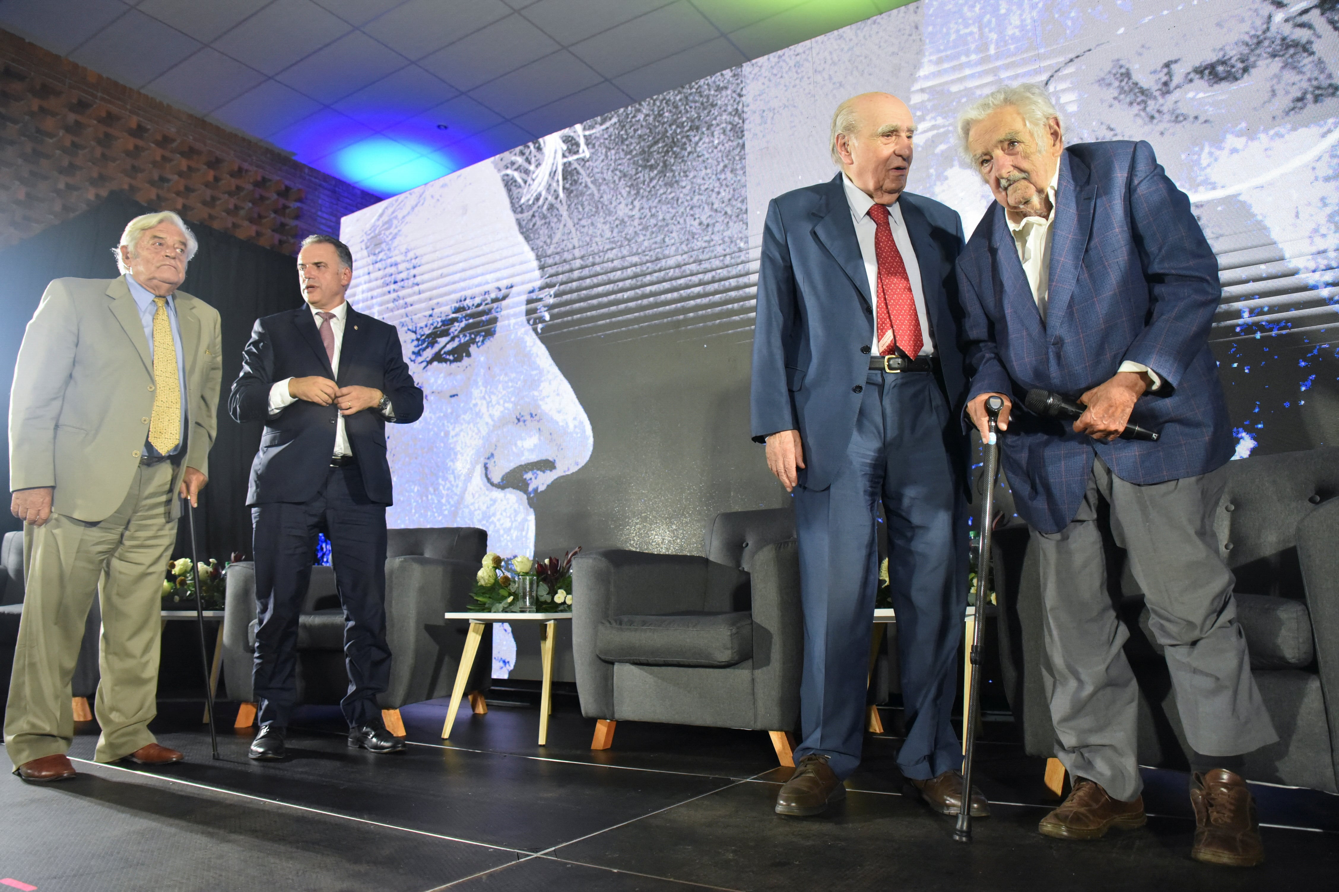 Luis Alberto Lacalle, Yamandú Orsi, Julio María Sanguinetti y José Mujica (REUTERS/Martin Varela)