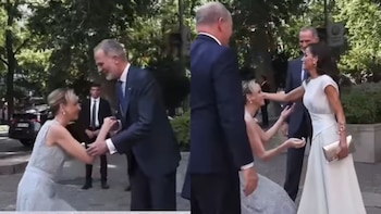 La polémica reverencia de Charlène de Mónaco a los reyes Felipe y Letizia (Casa Real)