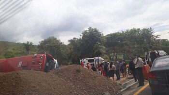 Bus intermunicipal se volcó en