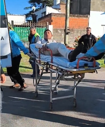 La víctima fue trasladada en ambulancia (Captura de video)