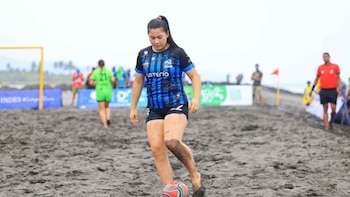 Salvadoreña cambia la vida militar por el fútbol, la historia de Alisson Rivas